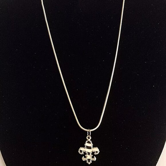 Fleur de Lis Necklace French Flower Nola Saints Mardi Gras Silver Plated 18" - Picture 3 of 8